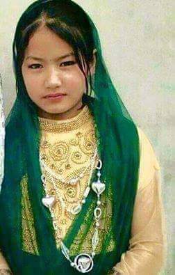یادی از تبسم 
ﺁﻥ ﺧﻨﺠﺮﻱ ﮔﻠﻮﻱ ﺗﺒﺴﻢ ﺑﺮﻳﺪﻩ اﻧﺪ
اﺯﻛﺎﻡ ﻣﻦ ﺯﺑﺎﻥ      ﺗﻜﻠﻢ ﺑﺮﻳﺪﻩ اﻧﺪ
ﻭاﻧﮕﻪ ﺷﻨﻴﺪ ﻧﺎﻡ ﺗﻮ اﺷﻚ ﻏﺰﻝ ﭼﻜﻴﺪ
اﺯﺩاﻍ ﺗﻮ ﺳﺘﺎﺭﻩ ﻭﻣﺎﻩ و ﺯﺣﻞ  ﭼﻜﻴﺪ
#StopHazaraGenocide