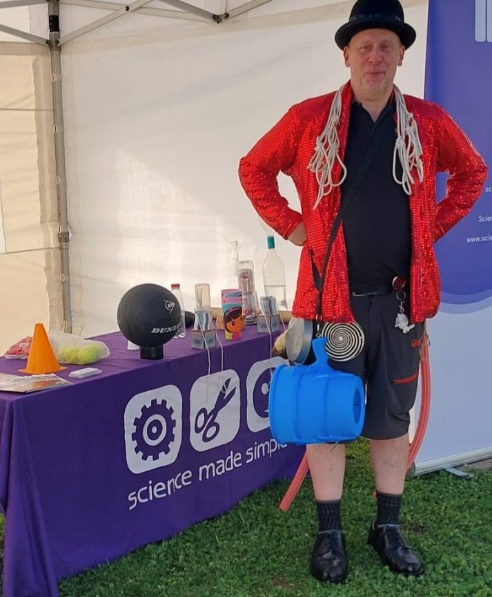 scimadesimple's tweet photo. @Sciencebusker - all set for the #STEMcurious crowds. Bring it all on!
#Chelmsford Science Festival
@AngliaRuskin
#Essex https://t.co/ki1EcXvzbS
