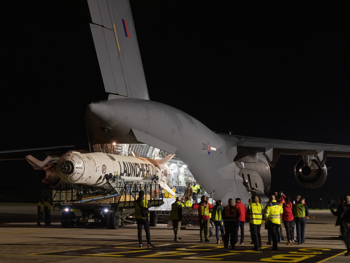 UKSpaceCmd's tweet image. Last night, a @RoyalAirForce C-17 Globemaster arrived at @SpaceCornwall carrying @VirginOrbit's 'LauncherOne' rocket 

The RAF and UK Space Command are proud to support #StartMeUp - the first ever space launch from the UK - due to take place later this year.