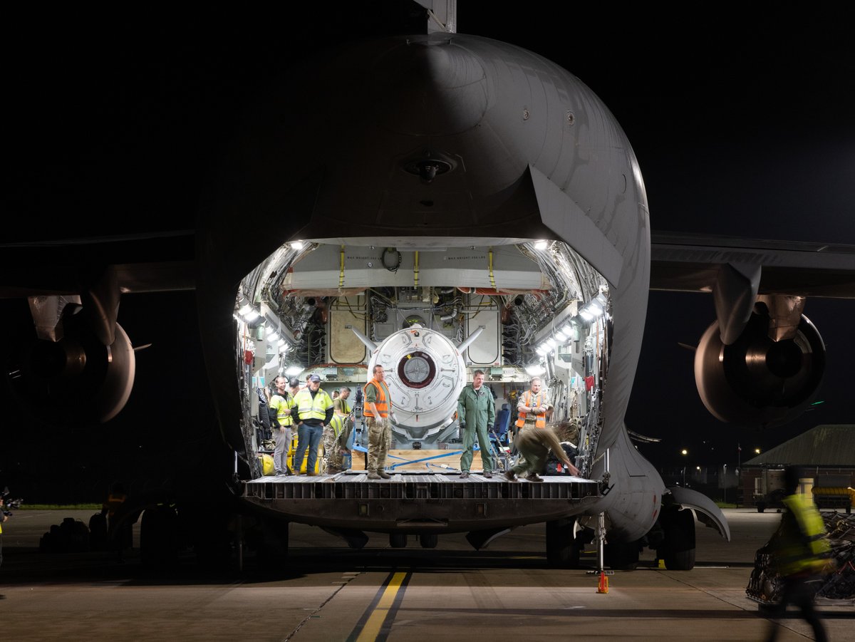 UKSpaceCmd's tweet image. Last night, a @RoyalAirForce C-17 Globemaster arrived at @SpaceCornwall carrying @VirginOrbit's 'LauncherOne' rocket 

The RAF and UK Space Command are proud to support #StartMeUp - the first ever space launch from the UK - due to take place later this year.