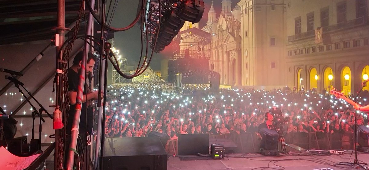 javierallue's tweet photo. Sueño cumplido. Impresionantes ayer #TAKO en la #PlazadelPilar de #Zaragoza. Con un público a rebosar entregado.Una noche que no olvidaré jamás. Gracias a #Rones y #Nacho por invitarme a tocar con ellos la legendaria"Pintahierros" https://t.co/OW40tFWvZx