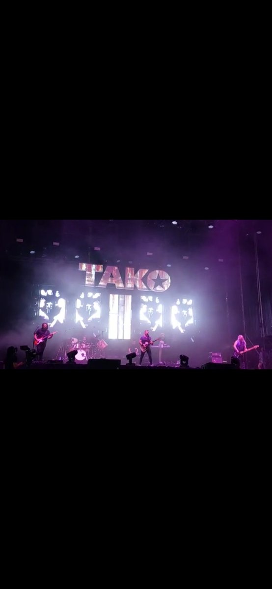 javierallue's tweet photo. Sueño cumplido. Impresionantes ayer #TAKO en la #PlazadelPilar de #Zaragoza. Con un público a rebosar entregado.Una noche que no olvidaré jamás. Gracias a #Rones y #Nacho por invitarme a tocar con ellos la legendaria"Pintahierros" https://t.co/OW40tFWvZx