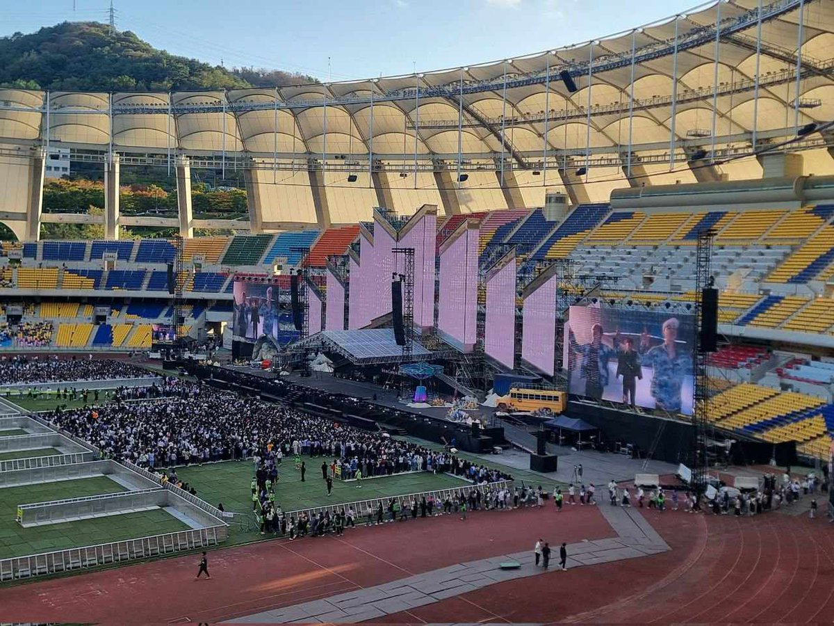 jjkri97's tweet photo. SUMPAH CANTIK BANGETTT😭😭😭 STAGE TERCANTIK SEPANJANG MASA GAMAU TAU INI CANTIK BGTTT😭😭😭
*mengiri🙏🏻
#YetToComeinBUSAN #YetToCome_on_Weverse_LIVE #YetToCome_BTS 
@BTS_twt https://t.co/4JX8wLksHO