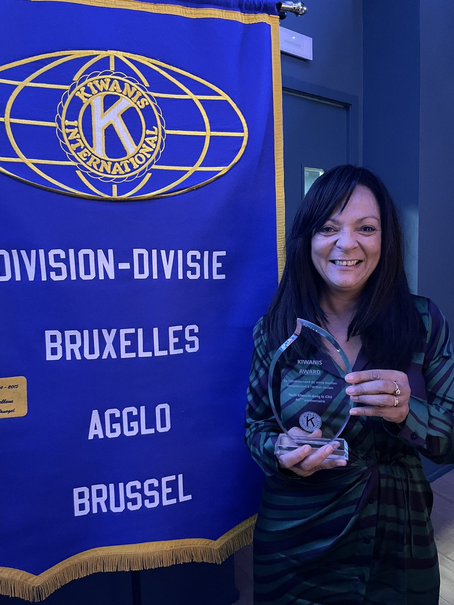 Kiwanis fête 40 ans de l’opération Noël dans la cité et remercie la STIB pour son soutien logistique. RDV le 11/12 pour l’édition 2022