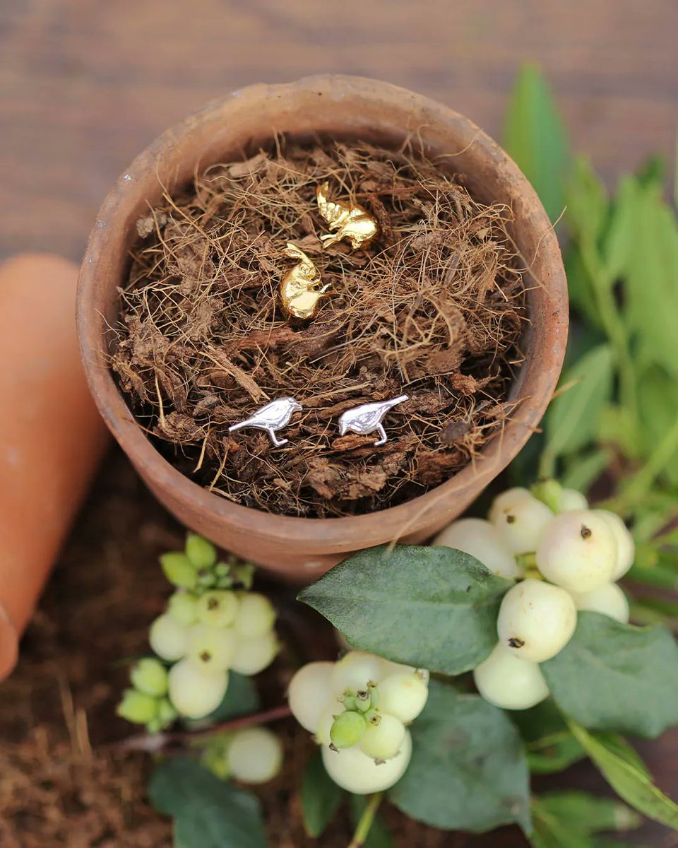 Tiny studs featuring curious creatures!

The energetic and confident Hare curls up to take a nap in his race against the tortoise whilst two miniature hopping robins are perched waiting to take flight 🍂 

Discover more here: bit.ly/3g2u7HL 🐇