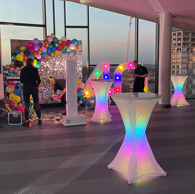 TableArtUK's tweet image. 🎶 The #Eighties Strikes Back...

@ParkRegisBirm transformed for a fortieth birthday in the #SkyLoft. An Eighties balloon wall packed with colour with Rubik Cube seating and Poseur tables. 

The team had a blast bringing the era to life! 

#EventProfs | #Events