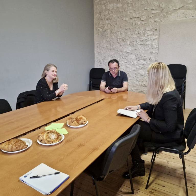 HeleneLaporteRN's tweet photo. De retour en circonscription, j’ai rencontré Régis Bertrand, Maire de Villeneuve-de-Duras afin d’échanger sur les projets futurs de la commune. #Guyenne https://t.co/1HnpUwjvIU