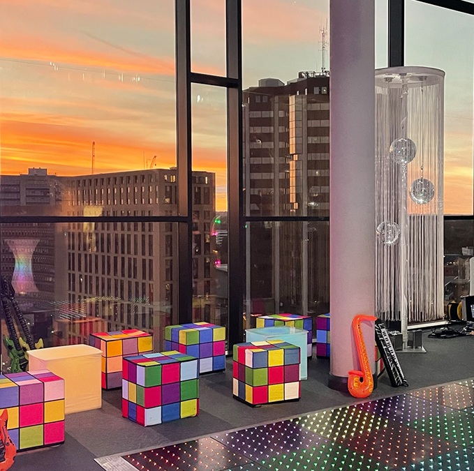 TableArtUK's tweet image. 🎶 The #Eighties Strikes Back...

@ParkRegisBirm transformed for a fortieth birthday in the #SkyLoft. An Eighties balloon wall packed with colour with Rubik Cube seating and Poseur tables. 

The team had a blast bringing the era to life! 

#EventProfs | #Events