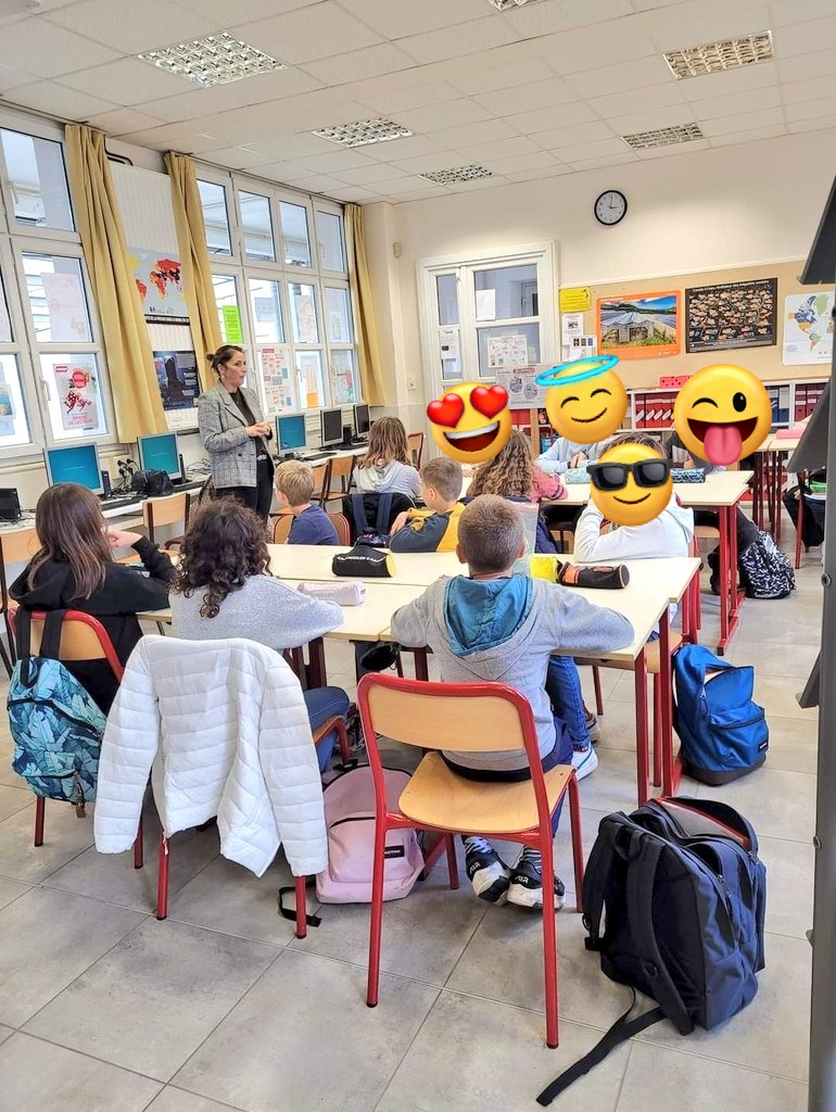 JulieVoleau's tweet photo. Fin de ma tournée de remise des dictionnaires offert pour l'ensemble des 6ème par le département.
Des jolis moments partagés avec les élèves autour de l'apprentissage de la citoyenneté.
Merci à tous pour votre accueil.
#LA44 #citoyendedemain #apprendrecomprendre @democratie44 https://t.co/R8Hw02ZC8g