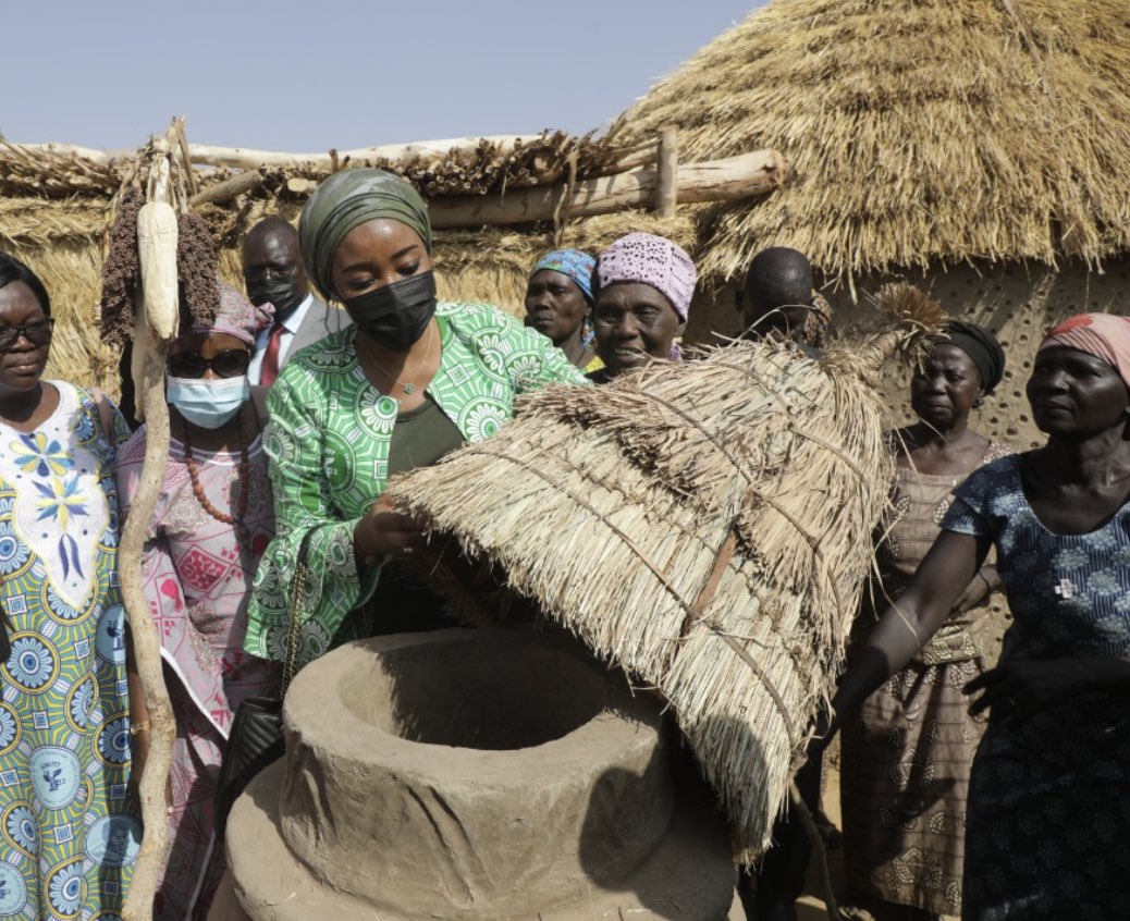 longoh_p's tweet photo. A l’occasion de la journée internationale de la femme rurale, je voudrais exprimer ma reconnaissance à ces héroïnes de l’ombre qui travaillent pour contribuer à la résilience de nos communautés et à la préservation de nos ressources naturelles.
#JMFR https://t.co/H2RSn9dxLl