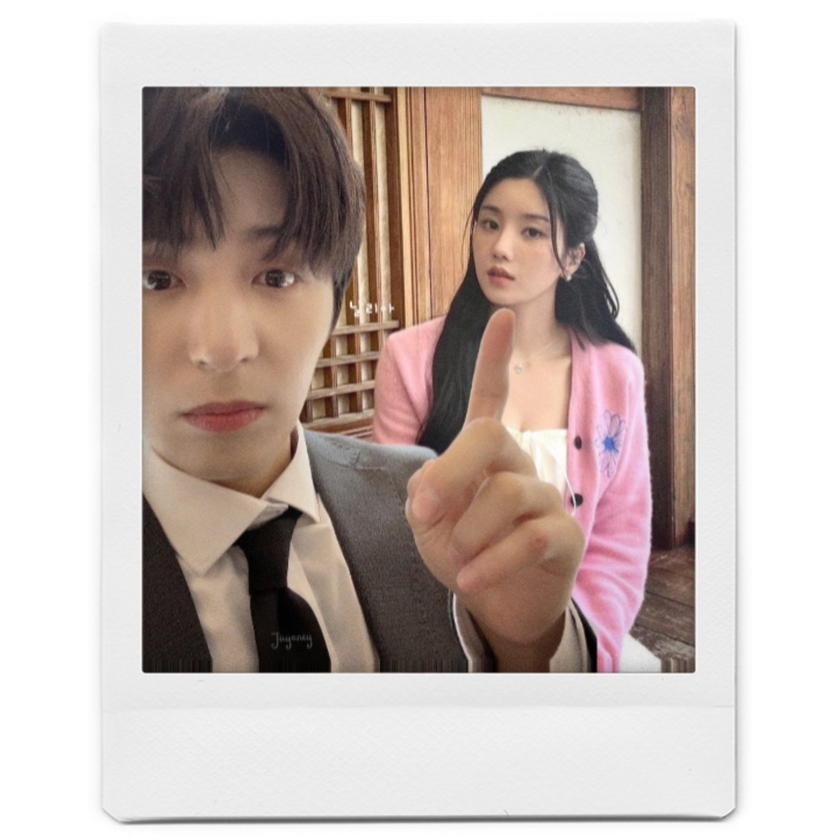 Neyuniarchive's tweet photo. [#Aksara🐰]

Ibu negara ngambek saya bolos kerja hari ini terus ajak dia jalan jalan, agak aneh ya? Kan biasanya senang begitu jalan sama pasangannya, ini malah ngambek

#Dutokki #Cubunive https://t.co/mfReXQIykd