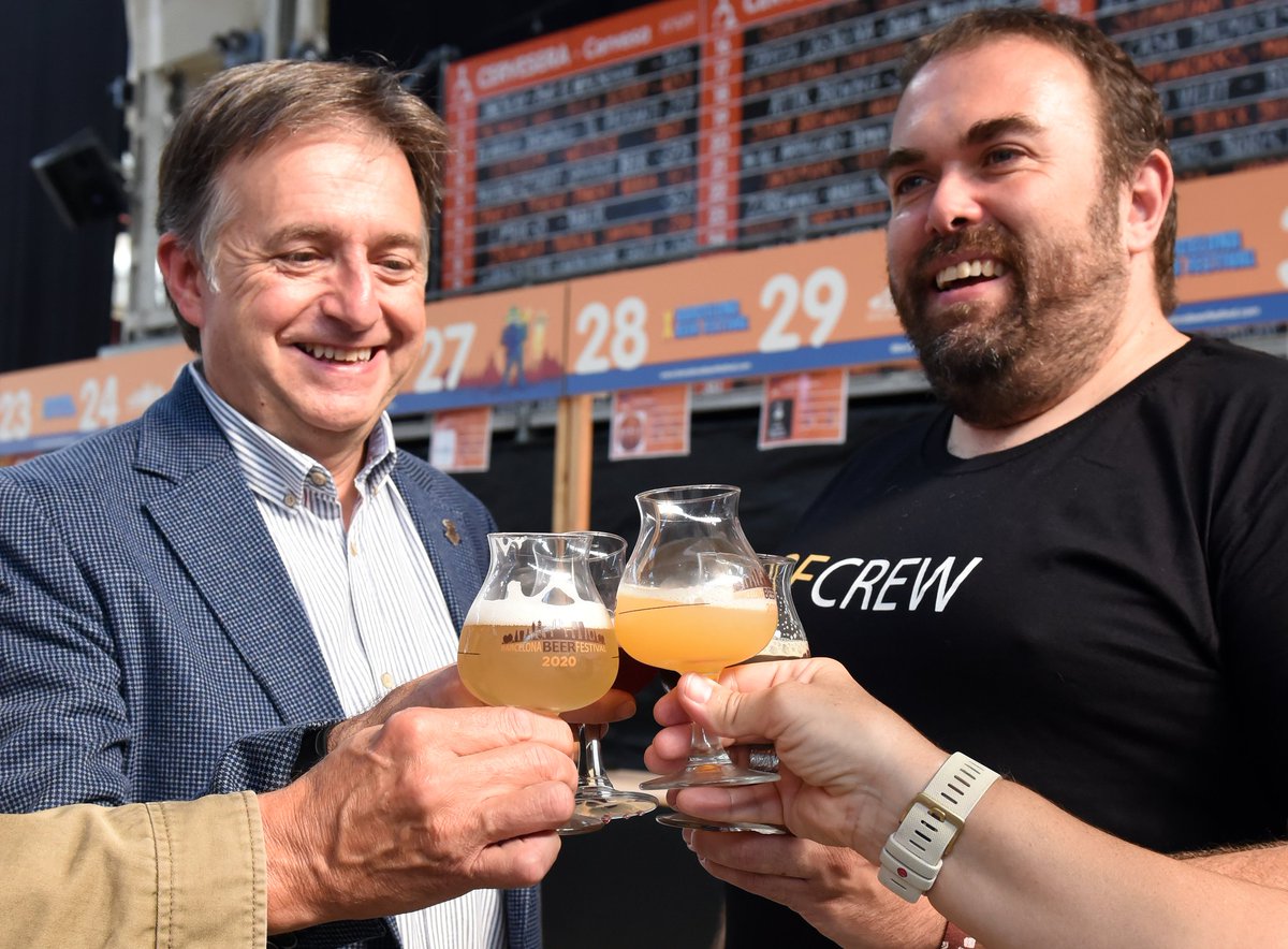 fargahospitalet's tweet photo. Aquest divendres s'ha obert la 10a edició del @BcnBeerFest amb la presència del Tinent d'alcaldia de Promoció Econòmica i Turisme i el director del certamen, Mikel Rius, acompanyats pel gerent de @LaFargaGemsa, Manel Pérez i la directora del recinte, Elisabeth Burnett. #BBF22 https://t.co/x1ugVHNaYW