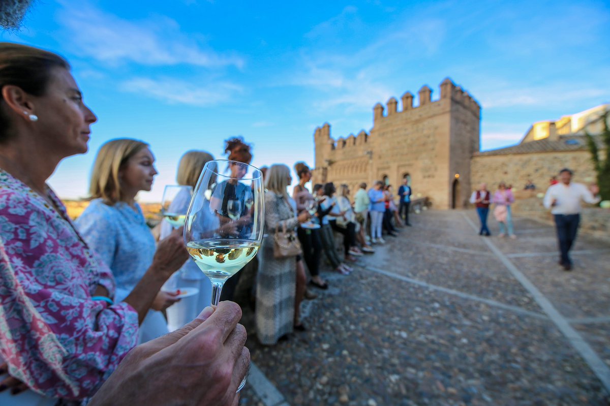 milagrostolon's tweet photo. Lleno total en la primera jornada de las catas de #SunsetWine que continúan hoy y los dos próximos fines de semana. Entre los espacios que hemos sumado a la iniciativa está la Puerta del Sol, un lugar maravilloso que sorprendió a todos los asistentes. https://t.co/SofILHbRk0