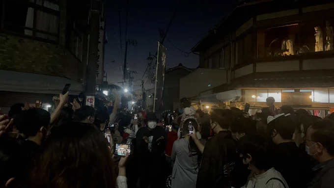 京都旅情編酒呑童子の首が祀られている京都の首塚大明神、参拝させて頂きました。光が差してきて有難い気持ちでいっぱいですモノノケ市、一条百鬼夜行も凄かったです!お世話になっている怪談レストランのたかい先生発見しました#酒呑童子 #首塚 #モノノケ 