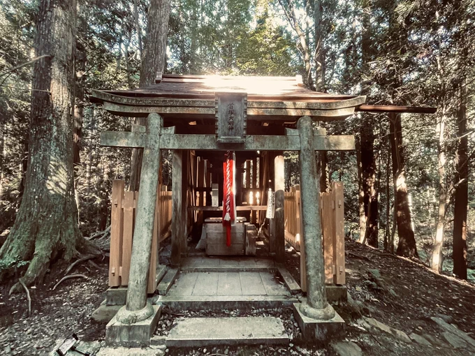京都旅情編酒呑童子の首が祀られている京都の首塚大明神、参拝させて頂きました。光が差してきて有難い気持ちでいっぱいですモノノケ市、一条百鬼夜行も凄かったです!お世話になっている怪談レストランのたかい先生発見しました#酒呑童子 #首塚 #モノノケ 