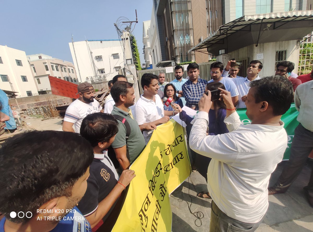 STRYKER_007's tweet photo. Mahagun Mantra1 Buyers Protesting infront of Mahagun office for lack of amenities and unfinished possession work in the society. @nefowaoffice @GreaterNoidaW @GrenoNoida @MahagunMantraa @CeoNoida @OfficialGNIDA https://t.co/6numznvl8z