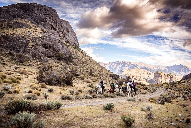 gauchoderby's tweet image. The terrain of the Gaucho Derby takes riders across everything from  the high mountain vistas of the Andes to the Jurassic World-esque areas around Lago San Martin.

#GauchoDerby

Photo by: @sarahfarnsworthfieldsports