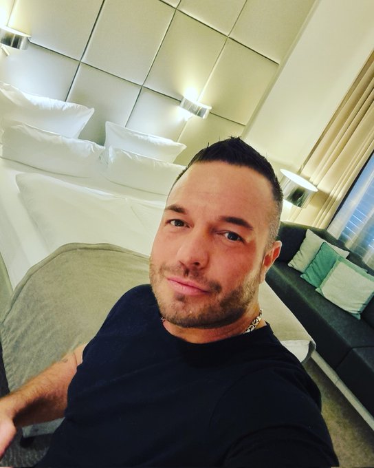 W&uuml;nsche euch ein sch&ouml;nes Wochenende ✌🏼😜  #germanguy #hotelroom #selfie #selfietime #germanmen #saturday<a href="/tag/germanguy"class="tags">#germanguy</a><a href="/tag/selfie"class="tags"><span>#selfie</span></a><a href="/tag/saturday"class="tags"><span>#saturday</span></a><a href="/tag/selfietime"class="tags"><span>#selfietime</span></a><a href="/tag/hotelroom"class="tags"><span>#hotelroom</span></a><a href="/tag/weekendvibes"class="tags"><span>#weekendvibes</span></a>