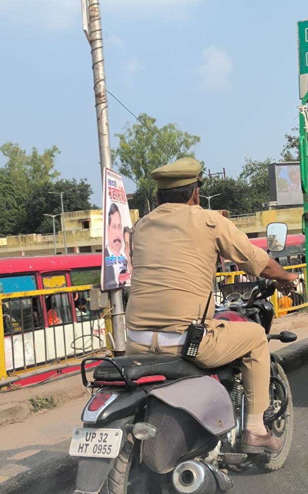 98Singh0's tweet photo. कानपुर झकरकटी बस अड्डे के पुल के ऊपर सिंघम की तरह बाइक में सवार कानून का उल्लंघन करते और बिना हेलमेट नजर आए दरोगा @kanpurtraffic जब कानून ही कानून की धज्जियां उड़ाता है तो @uptrafficpolice हम तो पुलिस हैं हमारा कौन चालान करेगा मुझे किसका डर @Uppolice मैं तो पुलिस हु ना https://t.co/Epp4XMlTP8