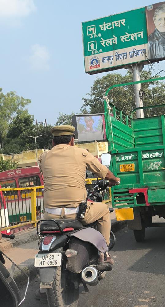 98Singh0's tweet photo. कानपुर झकरकटी बस अड्डे के पुल के ऊपर सिंघम की तरह बाइक में सवार कानून का उल्लंघन करते और बिना हेलमेट नजर आए दरोगा @kanpurtraffic जब कानून ही कानून की धज्जियां उड़ाता है तो @uptrafficpolice हम तो पुलिस हैं हमारा कौन चालान करेगा मुझे किसका डर @Uppolice मैं तो पुलिस हु ना https://t.co/Epp4XMlTP8