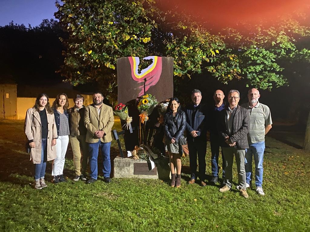 JuntsPlaEstany's tweet photo. Aquest matí hem participat a l,homenatge al president Lluís Companys en motiu del 82è aniversari del seu afusellament per part del règim franquista a #Melianta #Fontcoberta. #PladelEstany https://t.co/cT9LVjSySn