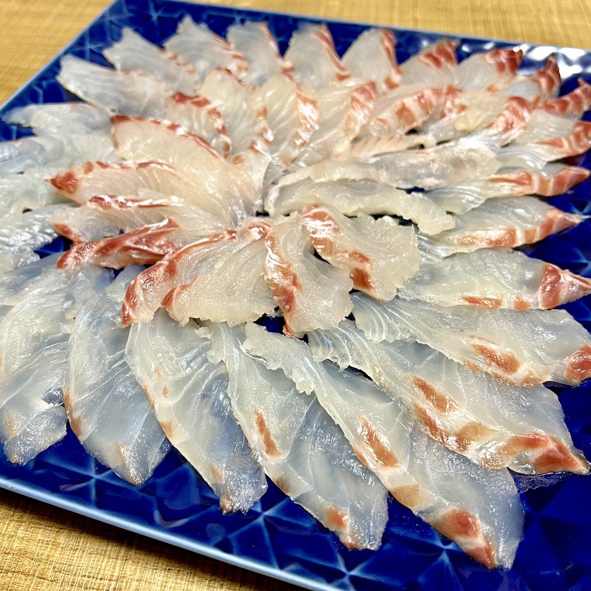 Kaz_pudlee's tweet photo. PUDLEE 森野テスターからいただいた山陰の真鯛を刺身に。
ねっとり甘くて美味しい!
森野さん ありがとうございます!
海の恵みに感謝。
#pudlee #タイラバJET #タイラバ #slj #釣り #フィッシング #tairubberjet #tairubber #fishing #真鯛 #japan #Redsnapper #snapper #snapperfishing #刺身 https://t.co/I20zR4lrWW