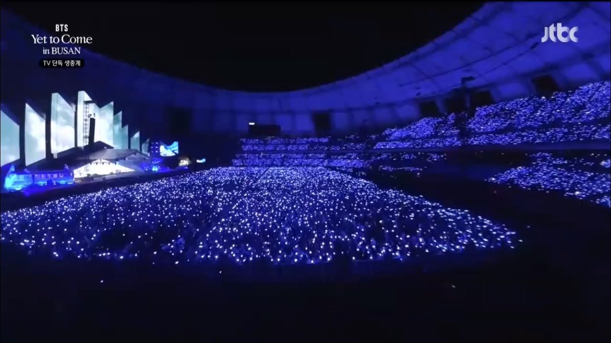 choquei's tweet photo. 🚨MÚSICA: Em uma live gratuita realizada ontem, o BTS conseguiu reunir 49 milhões de pessoas assistindo a apresentação online. A transmissão foi realizada diretamente de um show grátis do grupo na Coréia do Sul, que contava com cerca de 100 mil espectadores presentes. https://t.co/MzTtpnzyFy