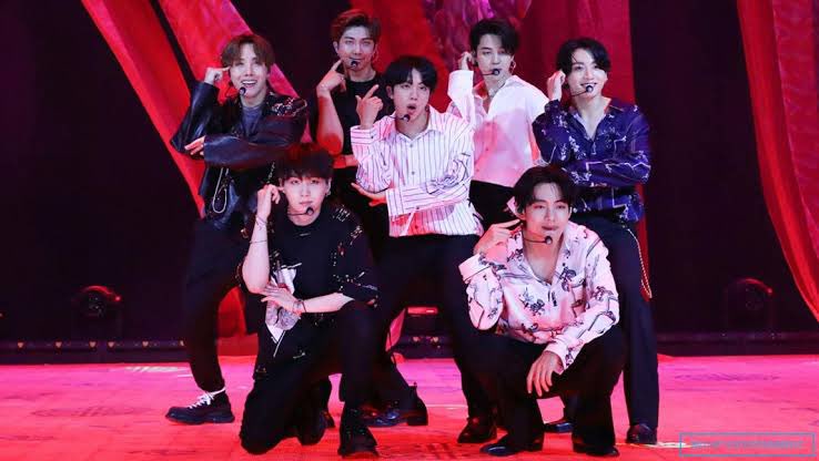 choquei's tweet photo. 🚨MÚSICA: Em uma live gratuita realizada ontem, o BTS conseguiu reunir 49 milhões de pessoas assistindo a apresentação online. A transmissão foi realizada diretamente de um show grátis do grupo na Coréia do Sul, que contava com cerca de 100 mil espectadores presentes. https://t.co/MzTtpnzyFy