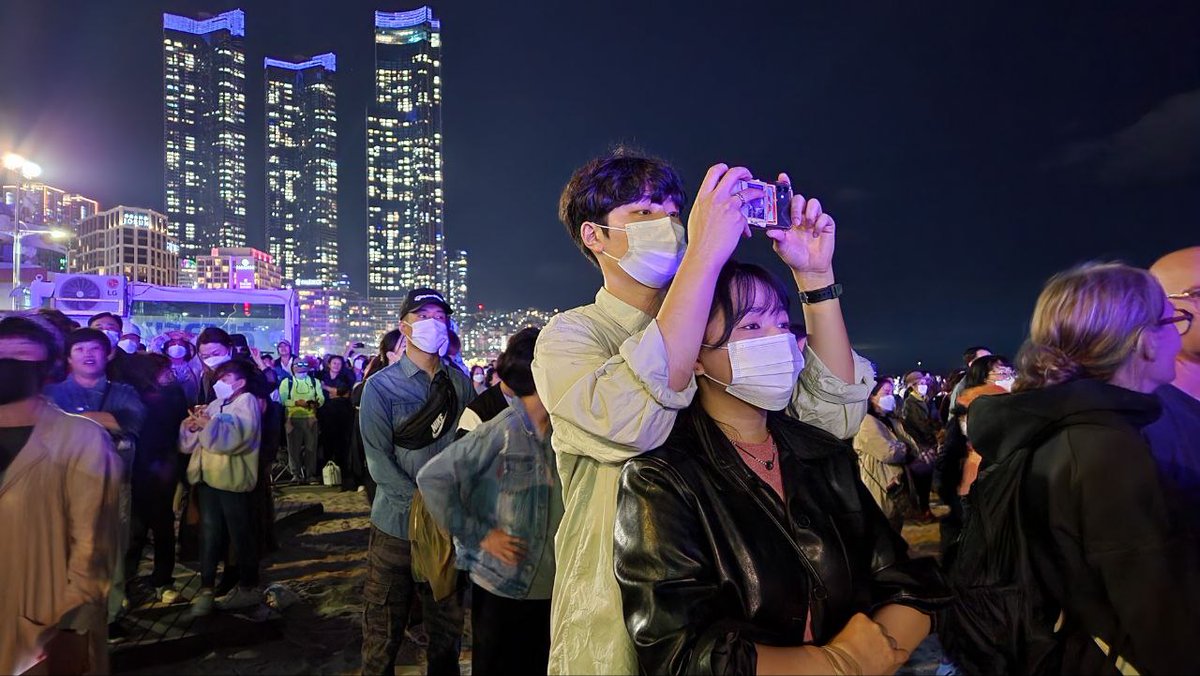 kvibe_yonhap's tweet photo. [Moment to Focus] #YetToComeinBUSAN  in #haeundae 

Check out the photos to see how #HaeundaeLivePlay went 🥰 BTW, It was wonderful full of #ARMYS

For more photos:
https://t.co/gruHbtoWCP

#BTSatBusanConcert
#BTSWorldExpo2030
#BTSYetToComeinBusan 
#BTS_2030BusanWorldExpo https://t.co/gBT7vJqyvI