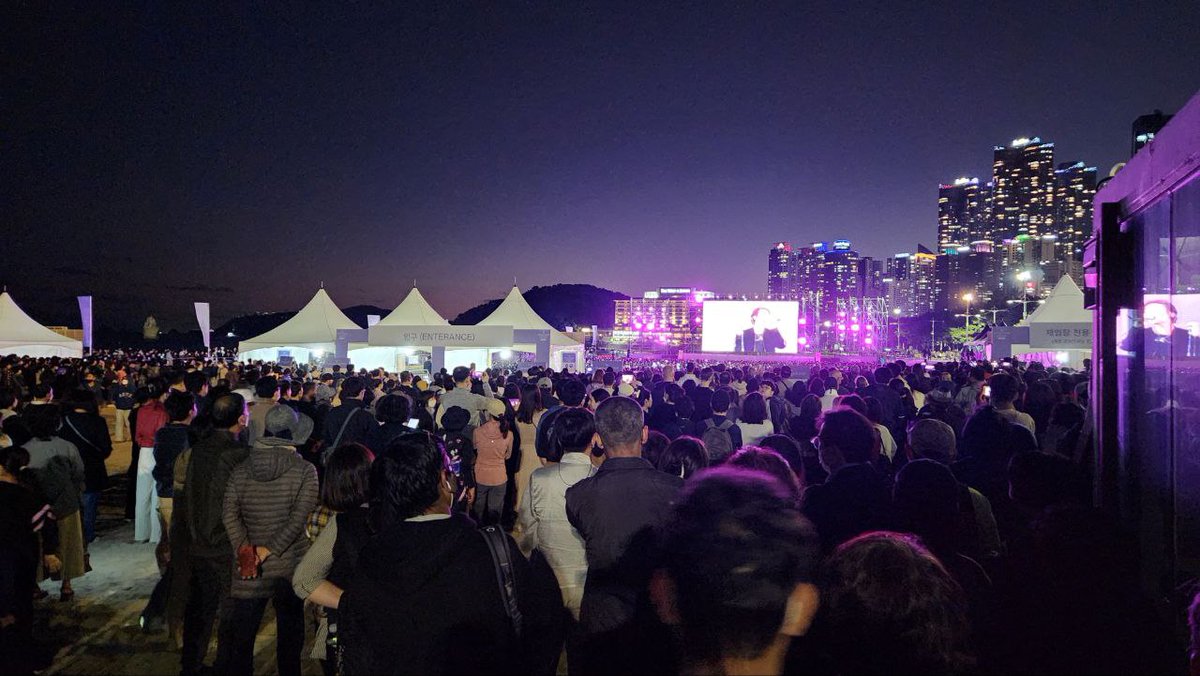 kvibe_yonhap's tweet photo. [Moment to Focus] #YetToComeinBUSAN  in #haeundae 

Check out the photos to see how #HaeundaeLivePlay went 🥰 BTW, It was wonderful full of #ARMYS

For more photos:
https://t.co/gruHbtoWCP

#BTSatBusanConcert
#BTSWorldExpo2030
#BTSYetToComeinBusan 
#BTS_2030BusanWorldExpo https://t.co/gBT7vJqyvI