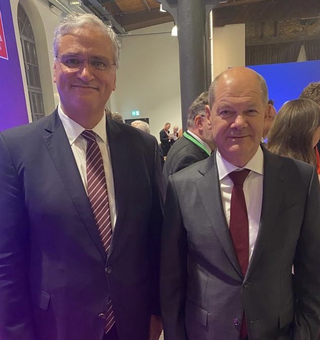 A pleasure to meet @OlafScholz. Germany’s role is crucial to build united responses at EU level in times of crisis. The Berlin Conference on the Reconstruction of Ukraine will demonstrate our resolve to help rebuild the country. Regions and cities are ready to do their part.