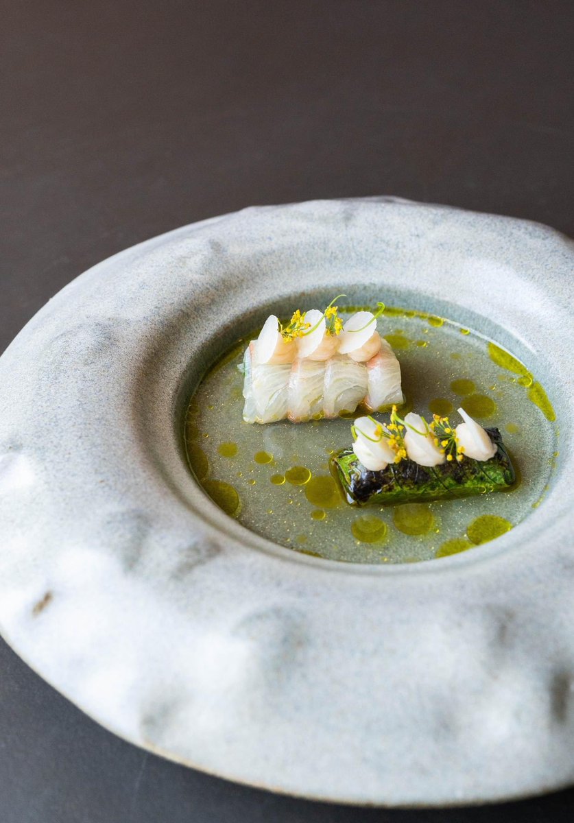 RestaurantOne's tweet image. Kingfish
• witte bonencrème
• met blad van sperzieboon

Daarbij een dashibouillon gemaakt van graten van de kingfish en een groene olie van nastrium. 

Een zero waste gerecht waarbij elk deel van de vis gebruikt wordt, aangevuld met elementen uit de tuin. 🍀

#michelingreenstar