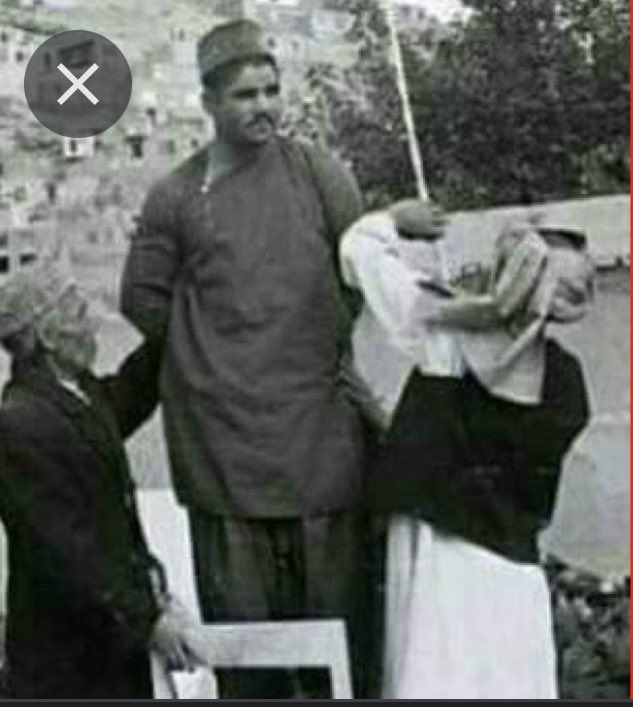 Asadullah0093's tweet photo. در زمان ظاهرشان شخصی بود به اسم جبارخان، جبارخان به دنبال هزاره های بود که تازه به کابل آمده بودن و‌جویایی کار بودن!
او آنها را به گوشه کونار های کابل برده دست و پاهایشان را بسته کرده و بعدن به قتل میرساند، ادامه در کمنت
#StopHazaraGenocide https://t.co/vqIzFWgpHb