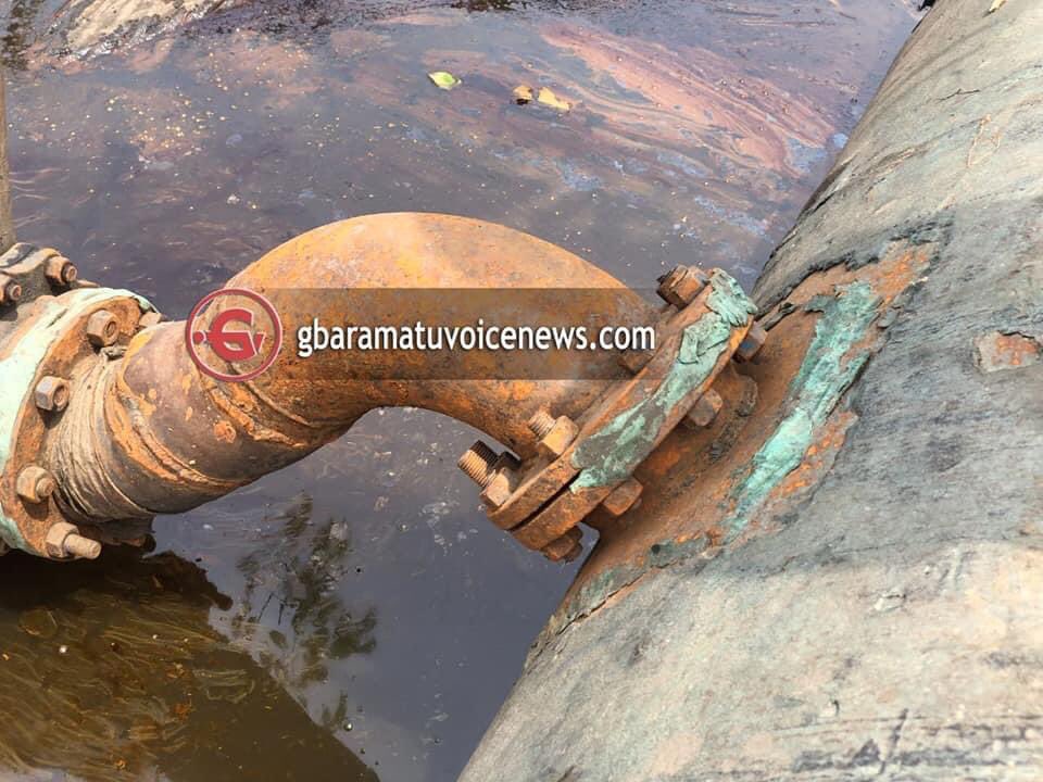 OvieNews's tweet photo. FLASH : Tompolo’s boys uncover another pipeline hiding in plain sight that’s diverting crude oil from a 400,000 barrel per day Forcados pipeline, with the use of this abandoned AGIP pipeline . From here the crude is then ferried into the sea for onward delivery to buyers abroad. https://t.co/UFZRAi32TG