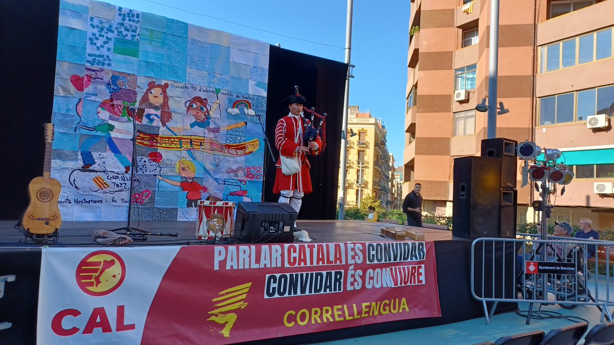 🔥La rambla de #Sants ja batega d'activitats amb el #CorrellenguaSHB! 

✅️Cultura popular, música, poesia, tallers infantils, mostra d'entitats... 

✊️Aquesta és una festa popular que reivindica el català com a llengua de país i de futur!