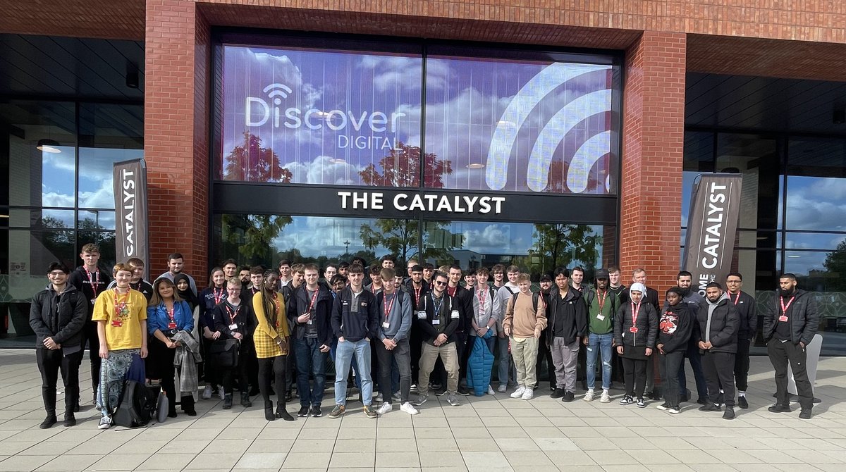 OldhamRobin's tweet photo. This week @StaffsUni welcommed 60 new Digital and Tech Solutions Apprentices from 14 employers from staffordshire and around the country including @staffsuni_dta @techskillsorg #diversifyingdigital #DiscoverDigitalSOT #CatalystStaffs https://t.co/FpeqQ6PZwD