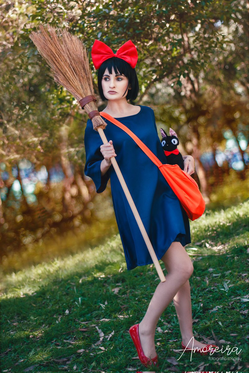 deborateach's tweet photo. See more photos of my Kiki Cosplay on my Instagram: https://t.co/2UhN7Jdlck 🎀🐈‍⬛
#kikisdeliveryservice #StudioGhibli #kiki #jiji #anime https://t.co/Y1haBQ0RFC
