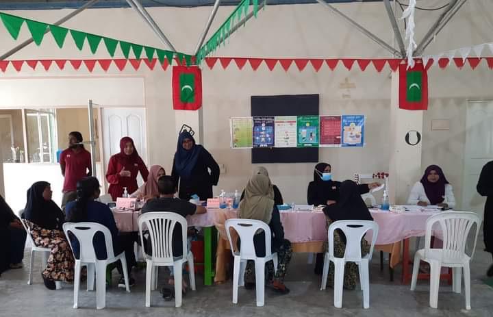 SFdevelopmentMV's tweet photo. ބައިނަލްއަޤުވާމީ އުމުރުން ދުވަސްވީ މީހުންގެ ދުވަސް ފާހަގަކުރުމުގެ ގޮތުން އދ. އެފް.ސީ.އެސް.ސީއިން އދ އަތޮޅު ހޮސްޕިޓަލް، އދ. މަހިބަދޫ ކައުންސިލް، އދ. ދަނގެތީ ކައުންސިލް އަދި ސިއްޙީ މަރުކަޒާއި ގުޅިގެން ކުރިޔަށް ގެންދިޔަ އުމުރުން ދުވަސްވީ މީހުންނަށް ޚާއްސަ އާއިލީ ހަވީރުގެ ތެރެއިން https://t.co/5uCQOibDlI