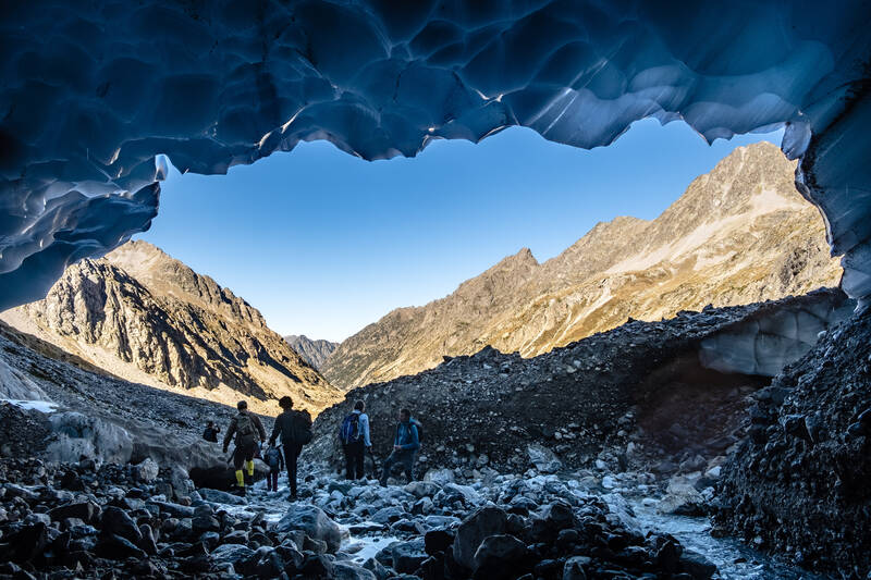 🏔️ Dans les #Pyrénées, «on est en passe d’assister à la disparition complète des glaciers»

👉 Les températures caniculaires de l’été ont durement touché les glaciers, à l’instar de celui des Oulettes de Gaube, devenu rachitique.

➡️ bit.ly/3TmMlSD