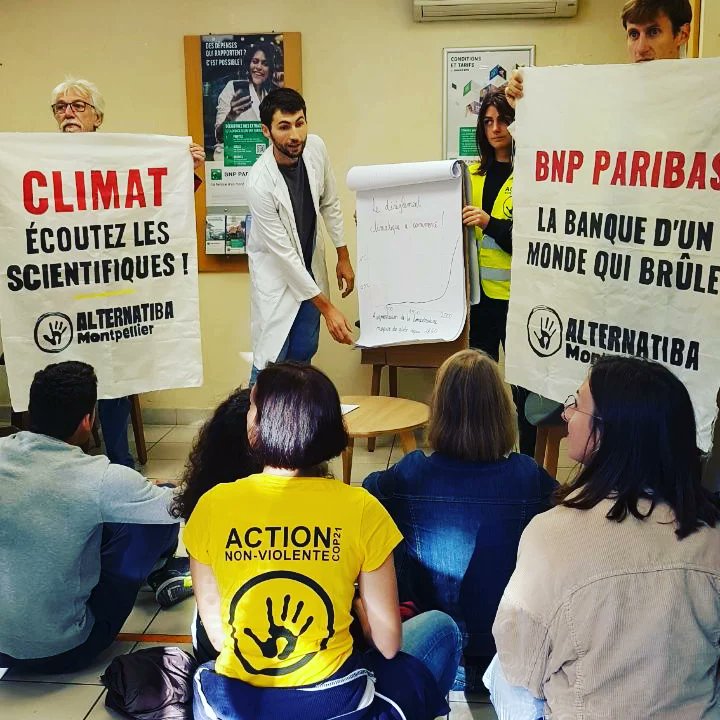 ajc_montpellier's tweet photo. 🚨 [ACTION EN COURS] Aujourd'hui, nous occupons une agence @BNPParibas à Montpellier en organisant une conférence sur l'urgence climatique ! 
BNP Paribas est la banque ayant le plus augmenté ses financement du pétrole et gaz de schiste entre 2019 et 2020
#StopProjetsClimaticides https://t.co/zRcyRBSCQn