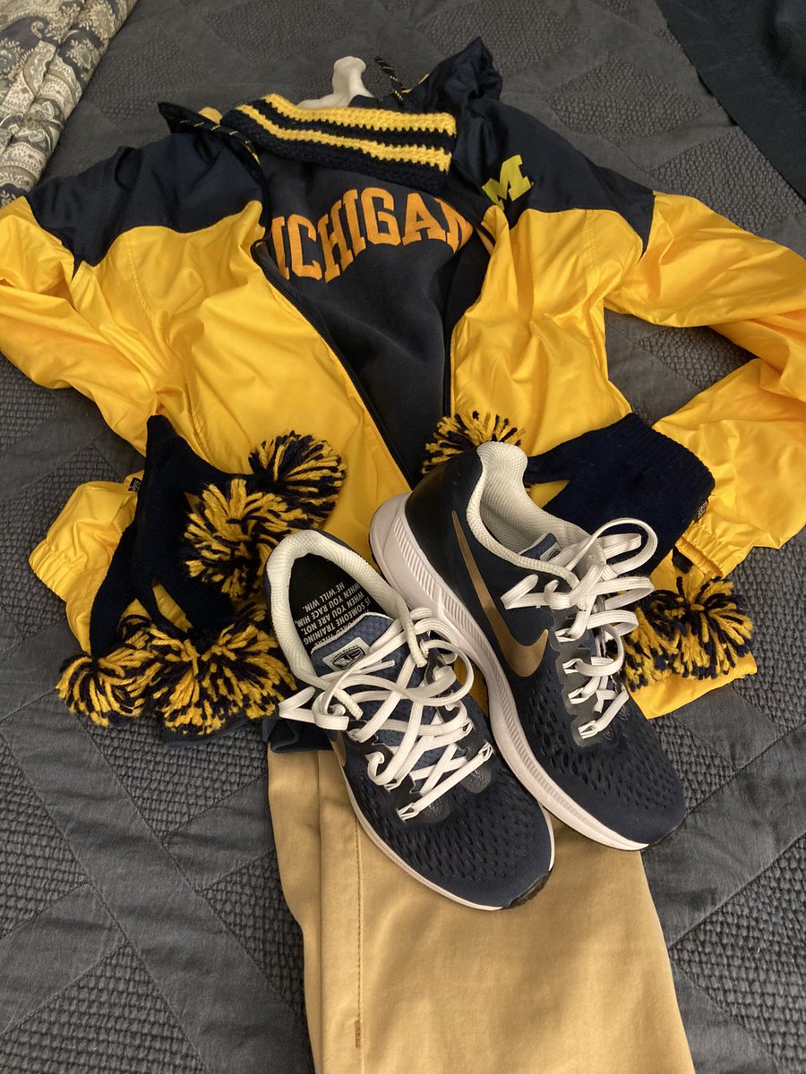 Steph_Bennett1's tweet photo. It’s Game Day! Let’s gooooo… #GoingtotheBigHouse #Michigan #MichiganFootball #WearMaize 🟡 #MaizeOut #GoBlue 💛💙🏈 https://t.co/CPxAgCYX0z
