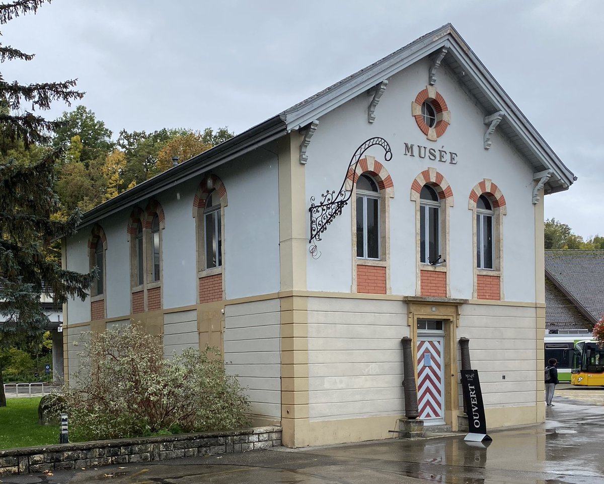 BendeCerjat's tweet image. Le Musée de l’Areuse à #Boudry, qui fête ses 150 ans, est un précieux témoin de l’histoire des #musées suisses. La collection principale a gardé sa présentation d’origine. On y trouve des choses étonnantes, comme ces feuilles de tabac du Japon offertes par le Conseil fédéral🇨🇭!
