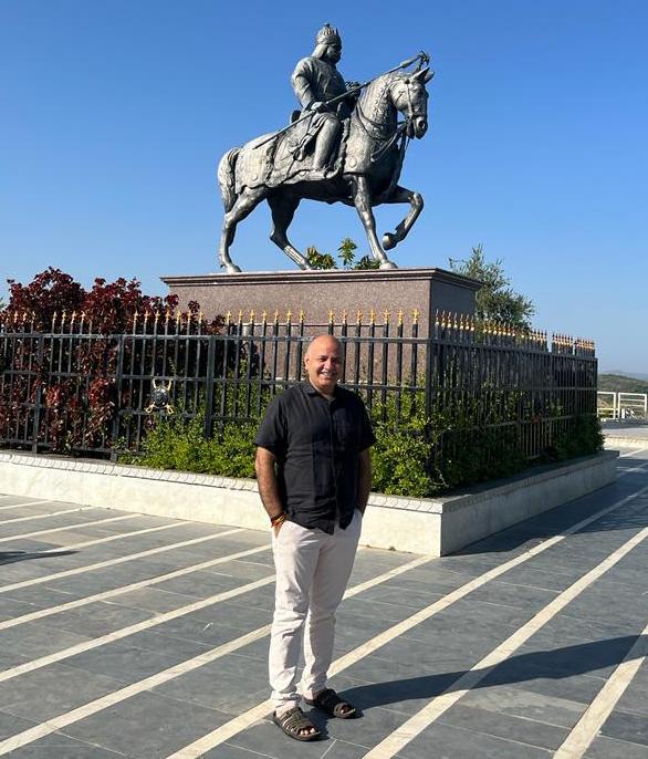 msisodia's tweet photo. आज सुबह वीर शिरोमणि महाराणा प्रताप की वीरता से महकती हल्दी घाटी की मिट्टी को माथे से लगाने का सौभाग्य प्राप्त हुआ।

क़रीब 450 साल पहले जिस मिट्टी को महाराणा और उनके साथियों ने अपने लहू से सींचा था आज उस पर खड़ा होना अपने आप में एक प्रेरणादायी अनुभव है। https://t.co/9CXCOS09XM