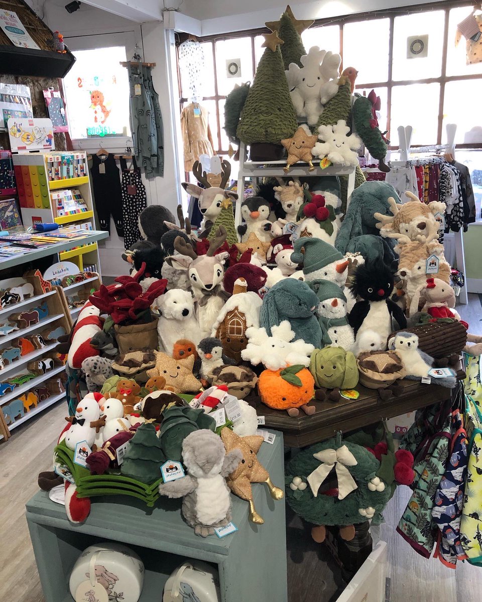RainbowsDragons's tweet photo. We’re open today from 10am - 4pm. We have autumn/winter clothes in stock from 0 - 10/11 years, English, Welsh and Billingual books, reusable nappies, gifts and have lots of great ideas for Christmas 🎄

#rainbowsanddragonsabergele #shopindependent #countdowntochristmas https://t.co/AYGkkiCO4i