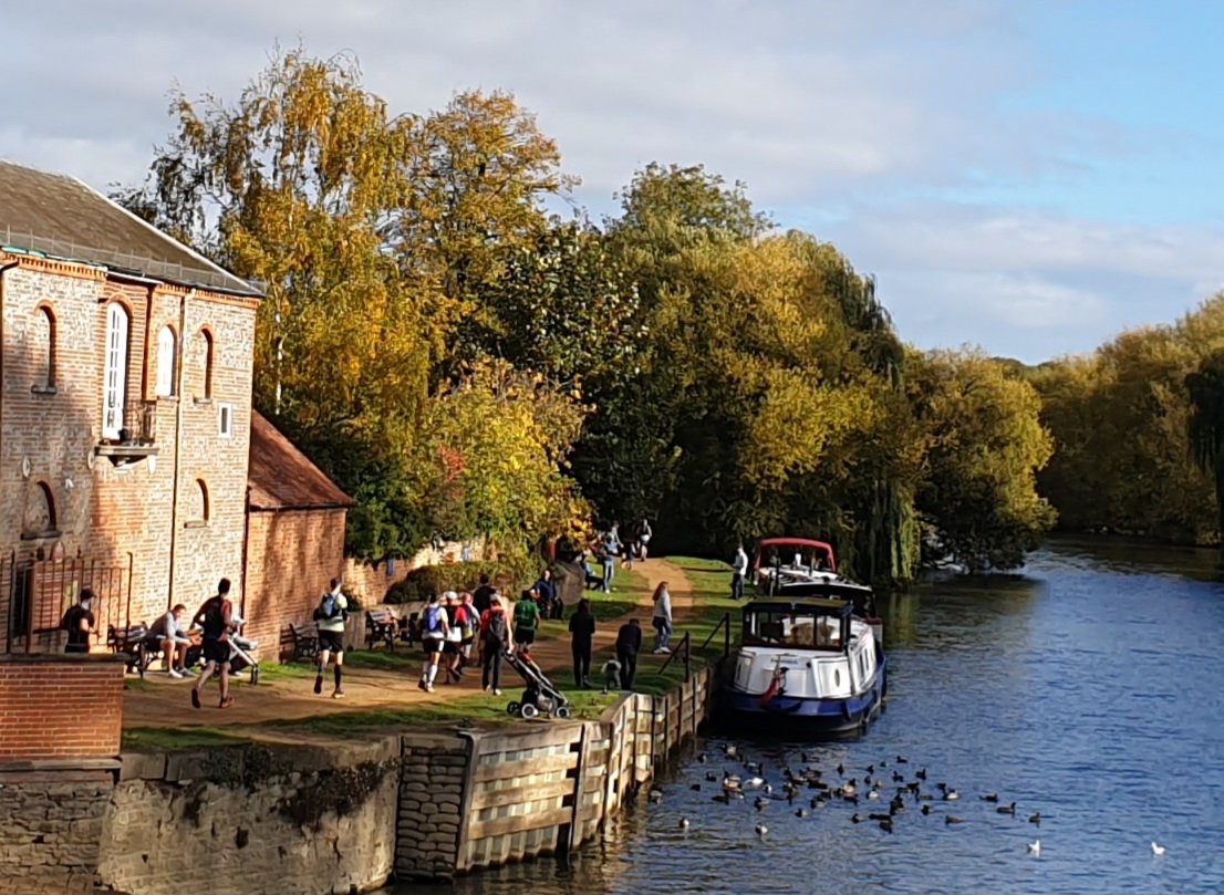 ThamesPathNT's tweet photo. Runners on the #Autmun 💯 powering along #ThamesPath through Wallingford before tackling @TheRidgeway1972 National Trail @centurionrunner https://t.co/aawdb9E9Wg