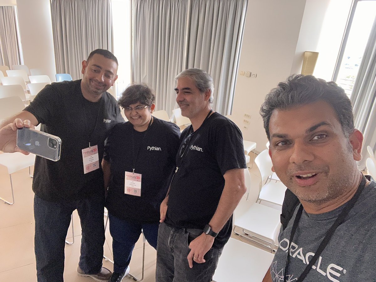 sandeshr's tweet image. What’s this ? A recursive selfie 🤳 @Hroug_Croatia #HrOUG22 @oracleace @oracleugs @ncalerouy @rsalazar_ace @aishwaryakala13 and the #pythian guys doing their thing