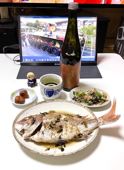 今夜は月の井酒造さんの「ひやおろし」と、小野瀬海藻さんの「たこ昆布」で作った鯛の酒蒸しですー!!吉田屋さんの「田舎梅」も一緒ですー!!ひやおろしと一緒に頂くと大変美味しいですー!! 