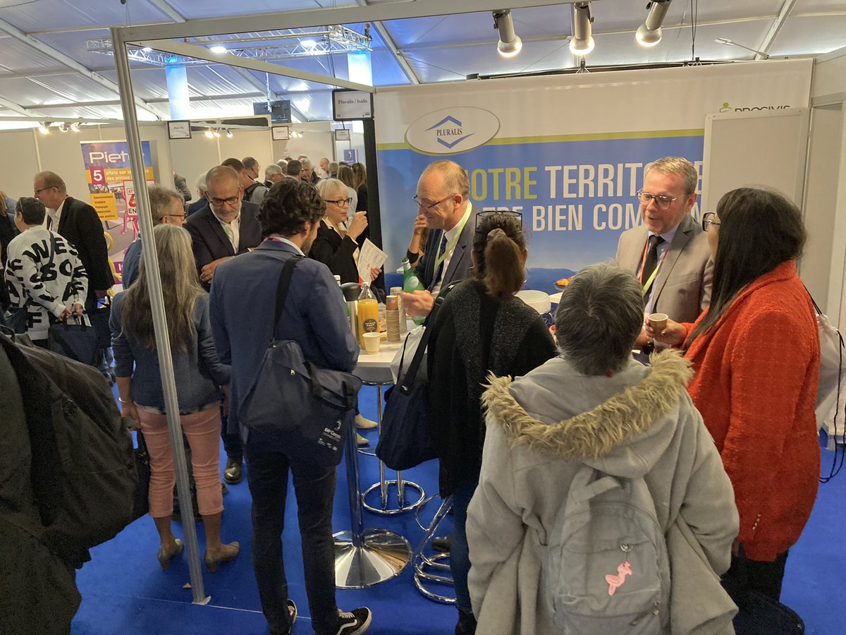 PluralisHabitat's tweet photo. [#CongresDesMaires] 
En direct du stand Pluralis sur le congrès à #SaintSavin 
👉 Rdv annuel important de rencontres avec les élus des collectivités locales @CDIsere 
« Notre territoire, notre bien commun »
#proximité #partenaire #AmenagmentDuTerritoire #villes #logementsocial https://t.co/oY5OJ6P5DH