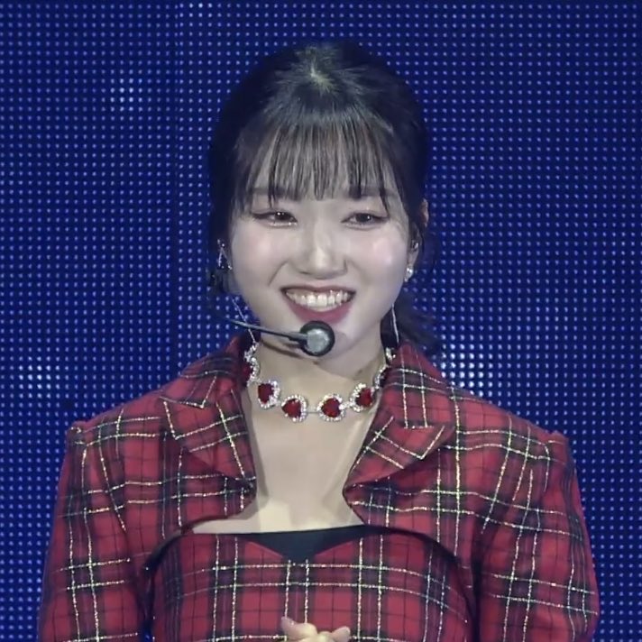 chaewonthink's tweet photo. her smile… i melted.. https://t.co/7g6lGKLVNX