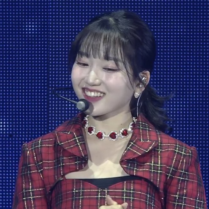 chaewonthink's tweet photo. her smile… i melted.. https://t.co/7g6lGKLVNX